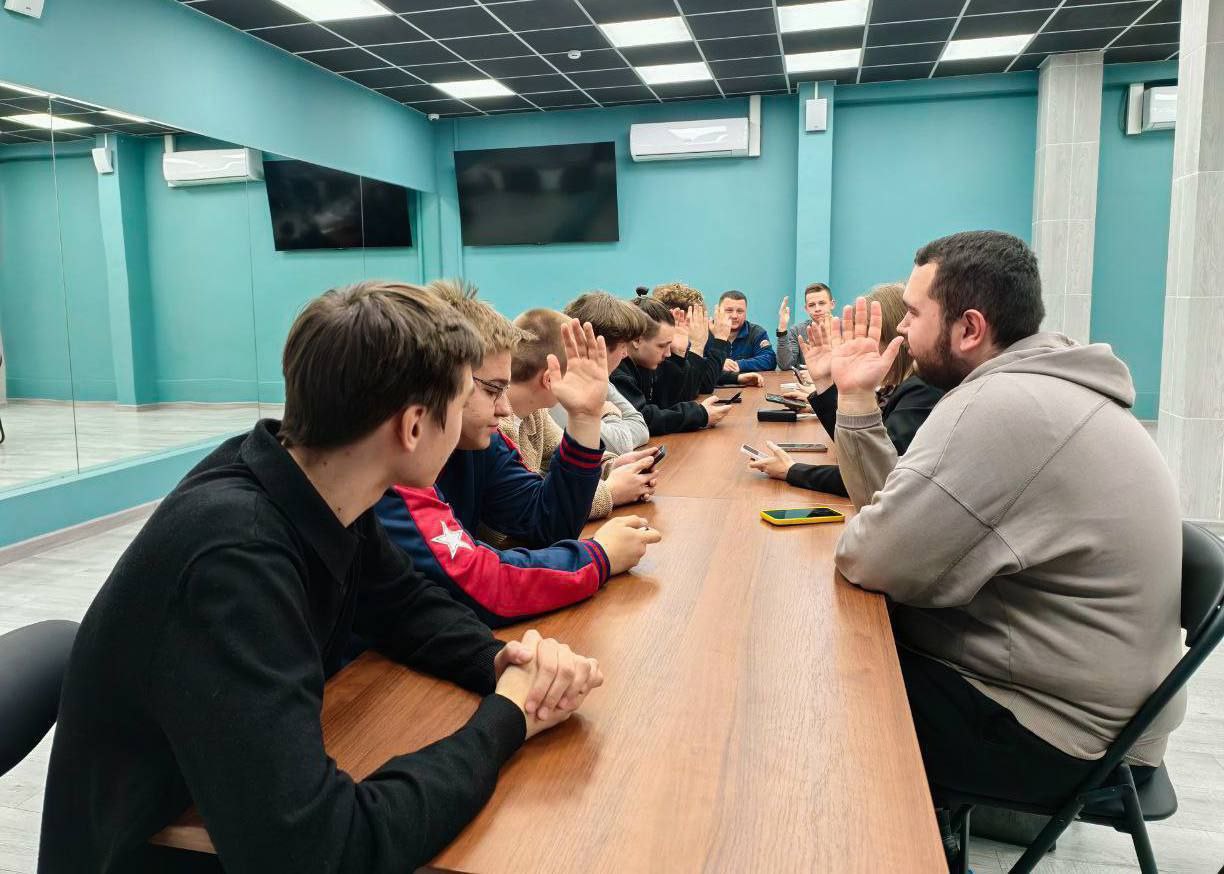 На площадке Молодёжного центра «Дружба» прошло заседание Молодёжного парламента На площадке Молодёжного центра «Дружба» прошло заседание Молодёжного парламента