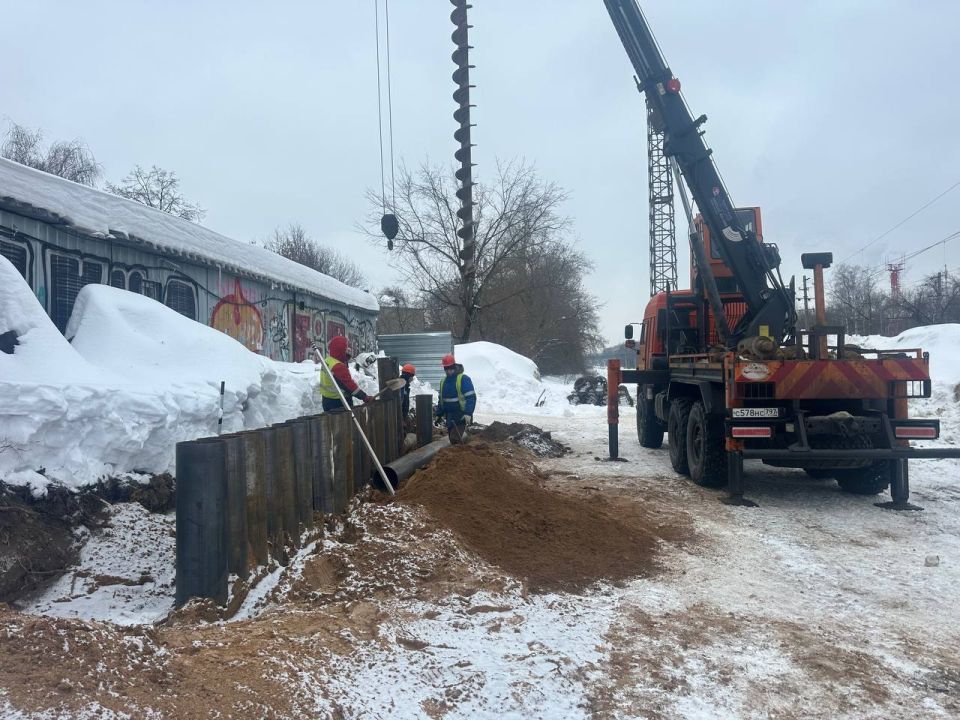 На стройплощадке надземного пешеходного перехода у ст. Подлипки-Дачные в Королёве приступили к погружению шпунтового ограждения