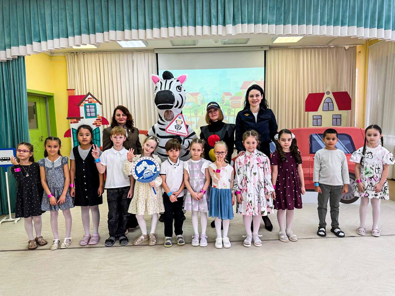 В Подмосковье автоинспекторы проводят познавательные уроки для дошколят В Подмосковье автоинспекторы проводят познавательные уроки для дошколят