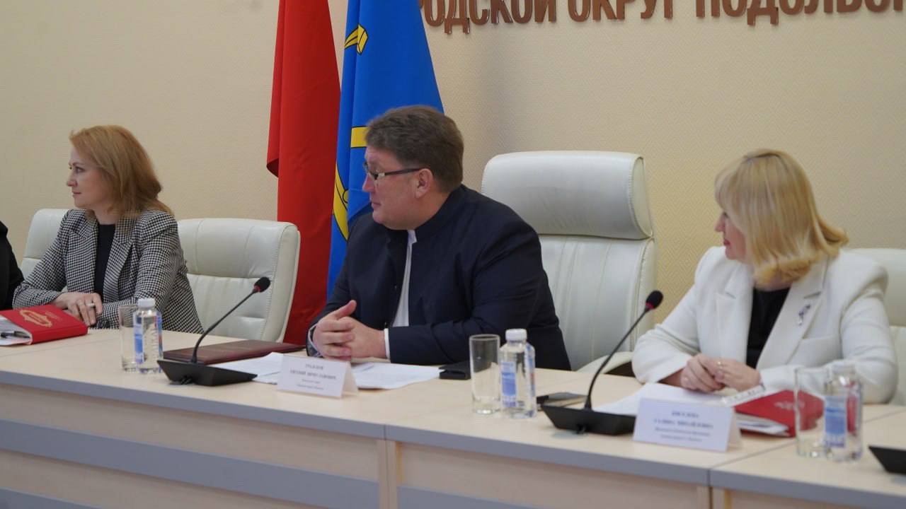 Заместитель главы округа Евгений Градсков и представители комитета по образованию администрации встретились с молодыми учителями, чтобы услышать их мнение по поводу развития системы образования Заместитель главы округа Евгений Градсков и представители комитета по образованию администрации встретились с молодыми учителями, чтобы услышать их мнение по поводу развития системы образования