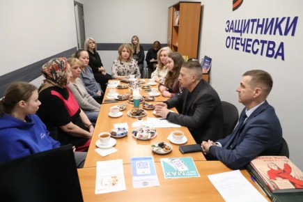 В Центре поддержки глава Долгопрудного встретился с близкими участников СВО