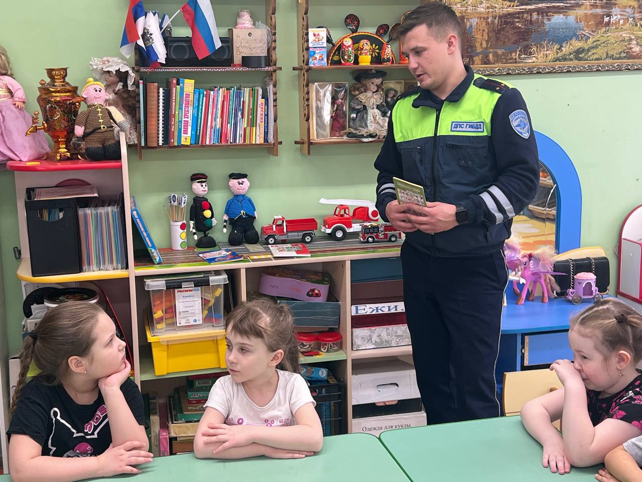 В Подмосковье автоинспекторы проводят познавательные уроки для дошколят В Подмосковье автоинспекторы проводят познавательные уроки для дошколят