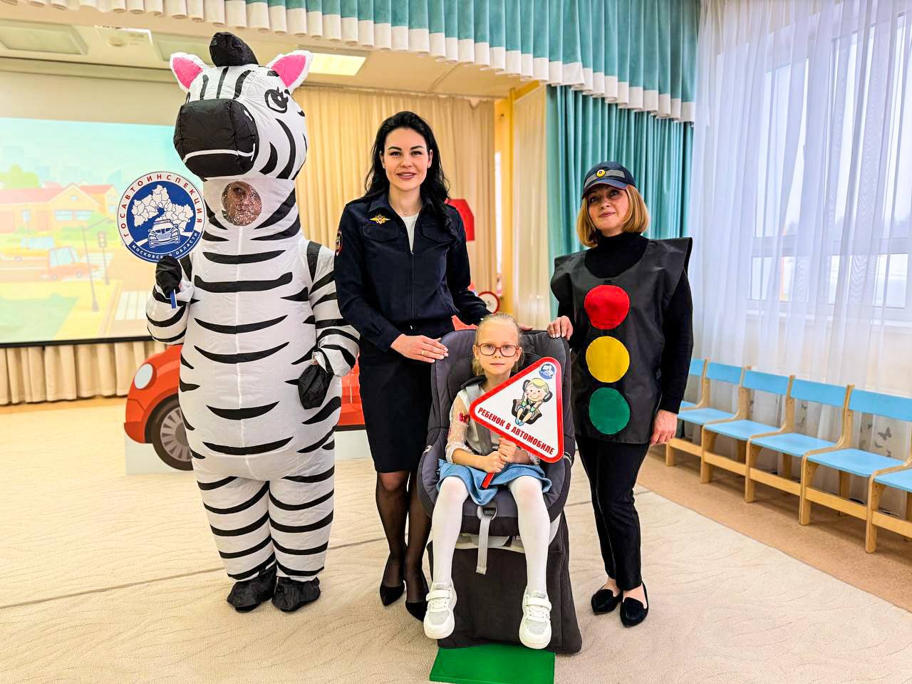 В Подмосковье автоинспекторы проводят познавательные уроки для дошколят В Подмосковье автоинспекторы проводят познавательные уроки для дошколят