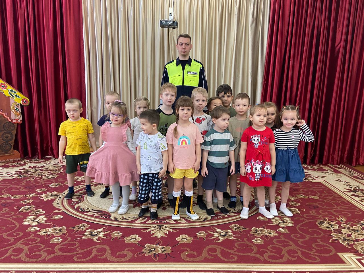 В Подмосковье автоинспекторы проводят познавательные уроки для дошколят В Подмосковье автоинспекторы проводят познавательные уроки для дошколят