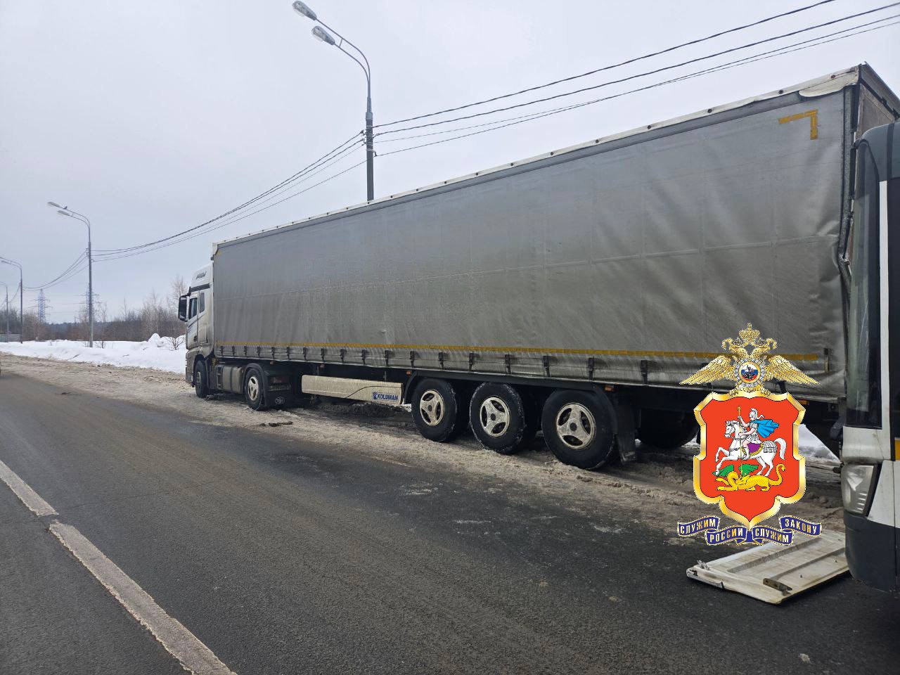 Сотрудники подмосковной Госавтоинспекции устанавливают обстоятельства ДТП с участием автобуса в городском округе Электросталь Сотрудники подмосковной Госавтоинспекции устанавливают обстоятельства ДТП с участием автобуса в городском округе Электросталь