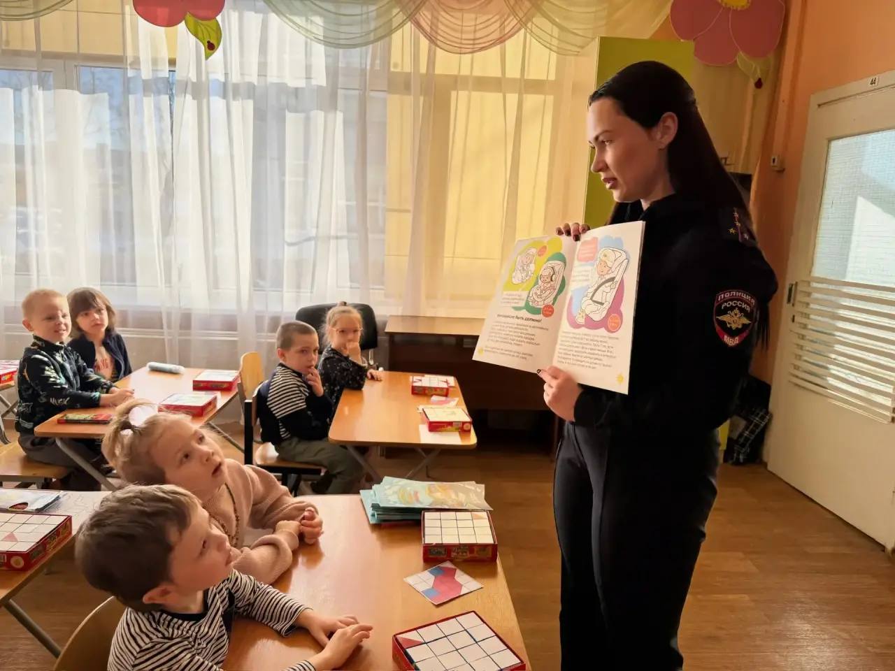 В Подмосковье автоинспекторы проводят познавательные уроки для дошколят В Подмосковье автоинспекторы проводят познавательные уроки для дошколят