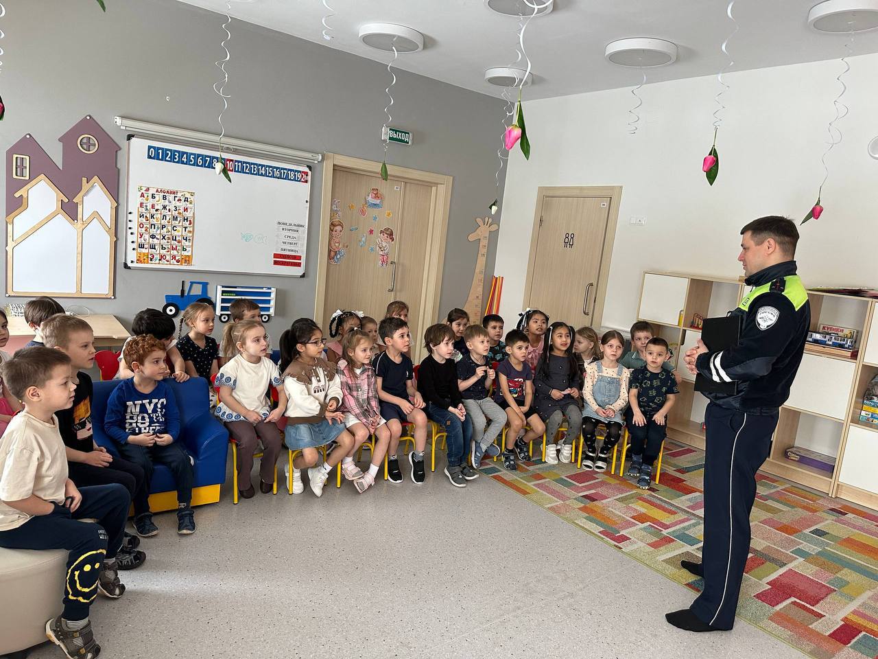 В Подмосковье автоинспекторы проводят познавательные уроки для дошколят В Подмосковье автоинспекторы проводят познавательные уроки для дошколят
