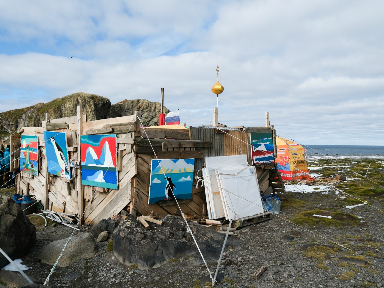 Знаменитый российский путешественник Фёдор Конюхов сделал памятную надпись на флаге коломенской картинной галереи «Дом Озерова» Знаменитый российский путешественник Фёдор Конюхов сделал памятную надпись на флаге коломенской картинной галереи «Дом Озерова»