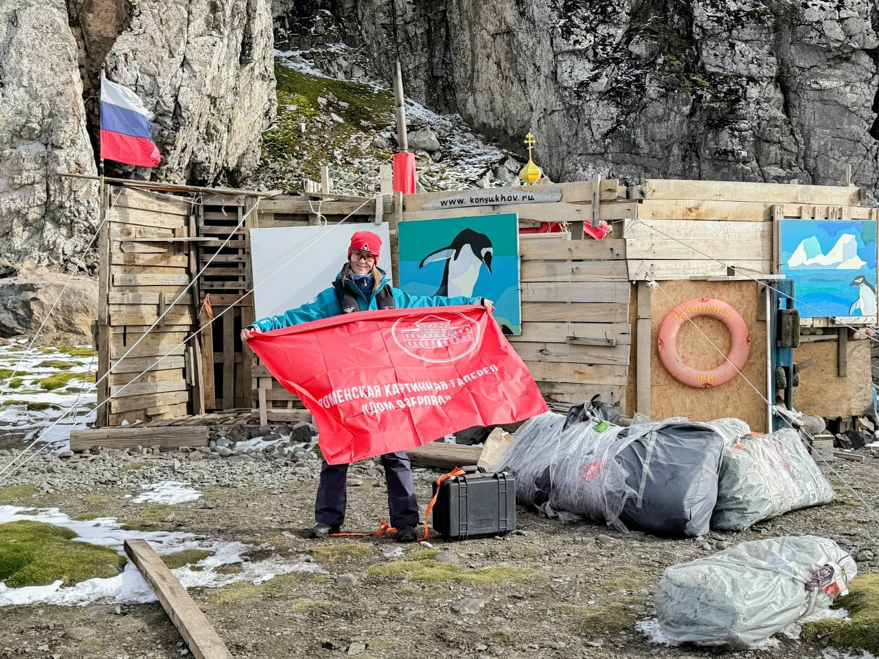 Знаменитый российский путешественник Фёдор Конюхов сделал памятную надпись на флаге коломенской картинной галереи «Дом Озерова» Знаменитый российский путешественник Фёдор Конюхов сделал памятную надпись на флаге коломенской картинной галереи «Дом Озерова»