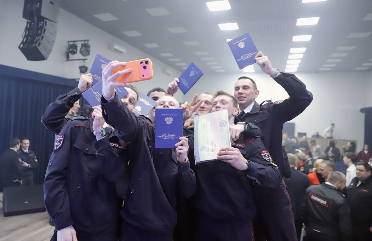 Выпускникам колледжа "Подмосковье" вручили дипломы Выпускникам колледжа "Подмосковье" вручили дипломы