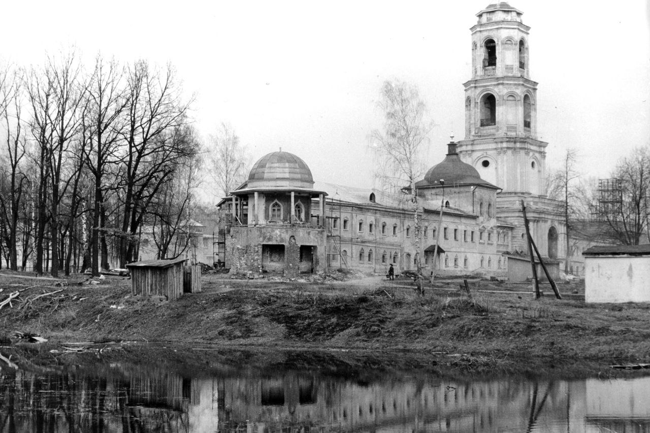 35 лет назад Николо-Угрешский монастырь был возвращен Русской Православной Церкви 35 лет назад Николо-Угрешский монастырь был возвращен Русской Православной Церкви