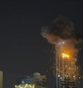 Очевидцы публикуют момент попадания иранского дрона в высотку в Бахрейне