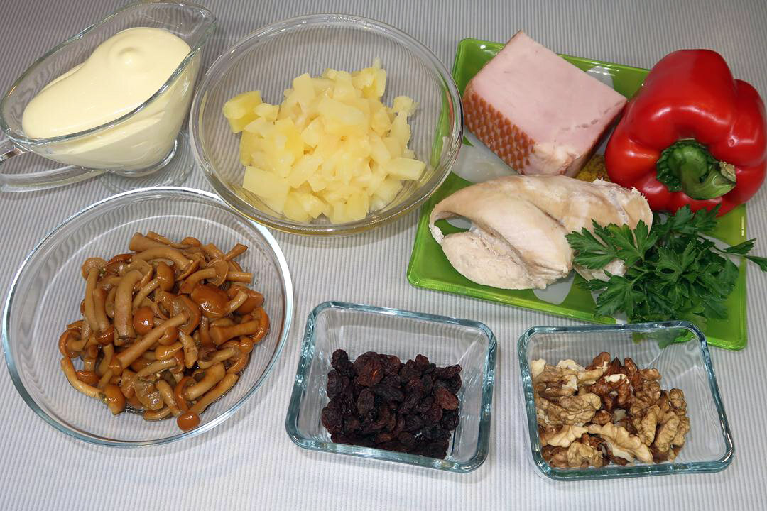 Пикантный салат с курицей и ананасами: оригинальный рецепт для праздничного стола