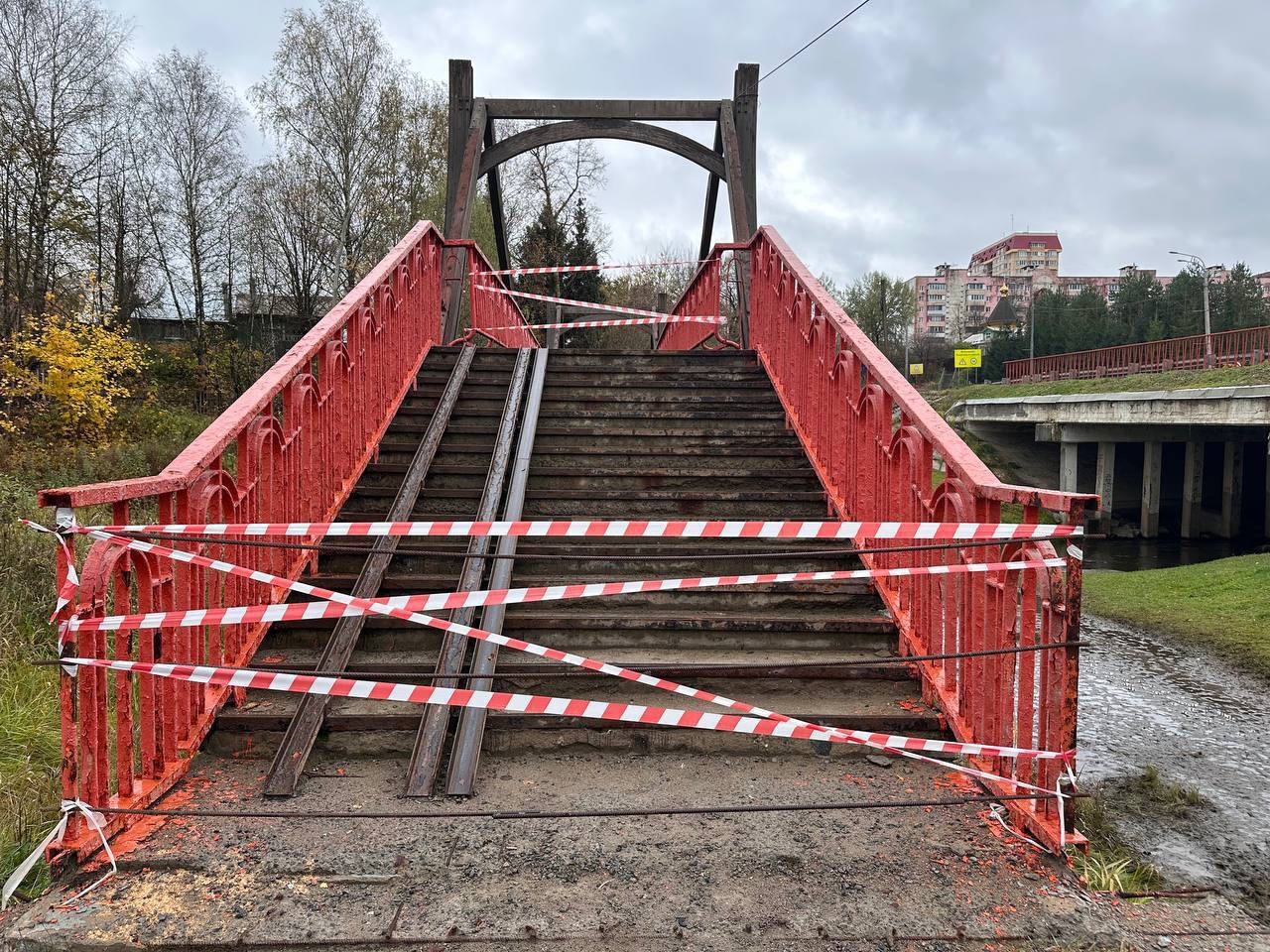 Уважаемые жители! Произошло обрушение пешеходного моста через реку Нахабинка в районе примыкания к Волоколамскому шоссе