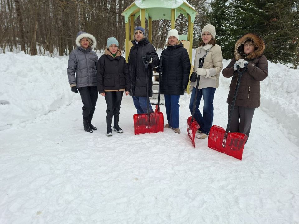 Сегодня совместно с управлением финансов приняла участие в мероприятии по расчистке снега на закрепленной территории в районе Ровки