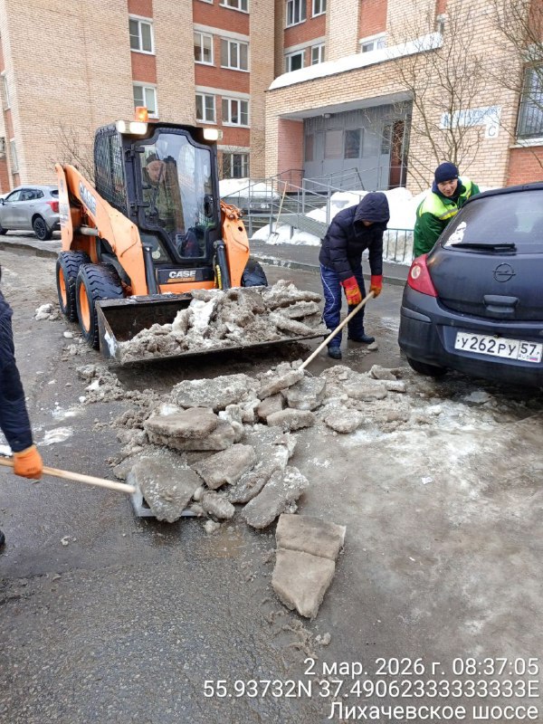 Весне – дорогу: во дворах Долгопрудного убирают наледь