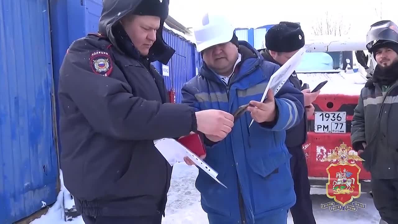 На строительстве многоэтажки в Подмосковье полицейские выявили 9 мигрантов-правонарушителей