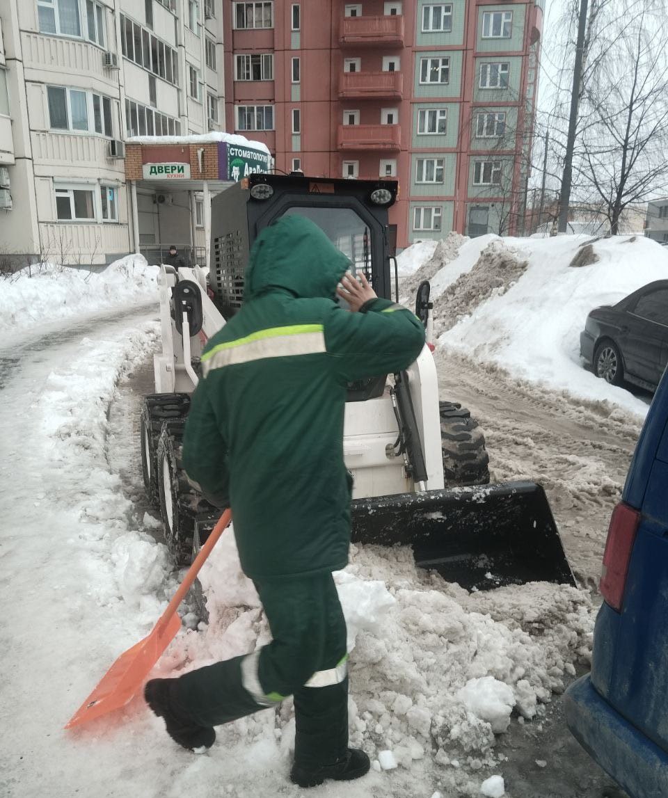 Весне – дорогу: во дворах Долгопрудного убирают наледь Весне – дорогу: во дворах Долгопрудного убирают наледь
