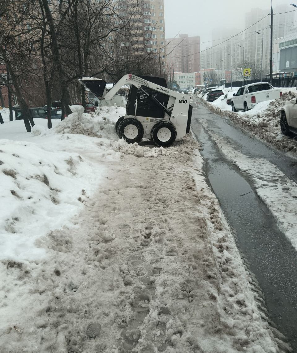 Весне – дорогу: во дворах Долгопрудного убирают наледь Весне – дорогу: во дворах Долгопрудного убирают наледь