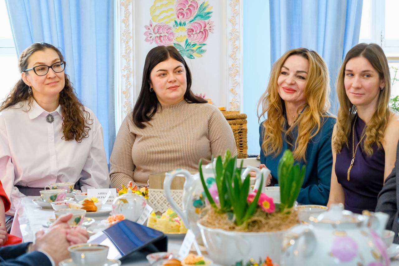 После рабочих встреч на строительных объектах в уютном «Трогательном музее» Ликино-Дулева попили чай в прекрасной компании После рабочих встреч на строительных объектах в уютном «Трогательном музее» Ликино-Дулева попили чай в прекрасной компании