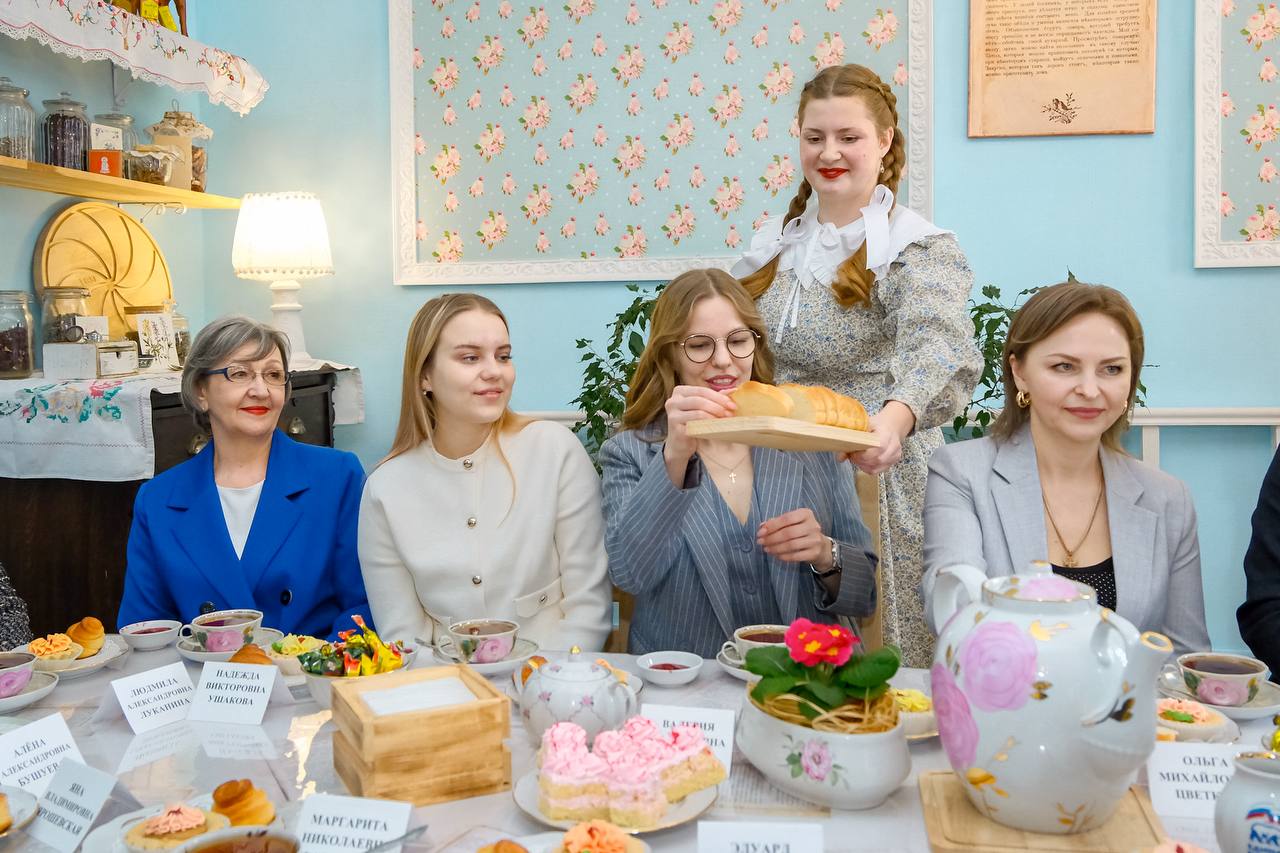 После рабочих встреч на строительных объектах в уютном «Трогательном музее» Ликино-Дулева попили чай в прекрасной компании После рабочих встреч на строительных объектах в уютном «Трогательном музее» Ликино-Дулева попили чай в прекрасной компании