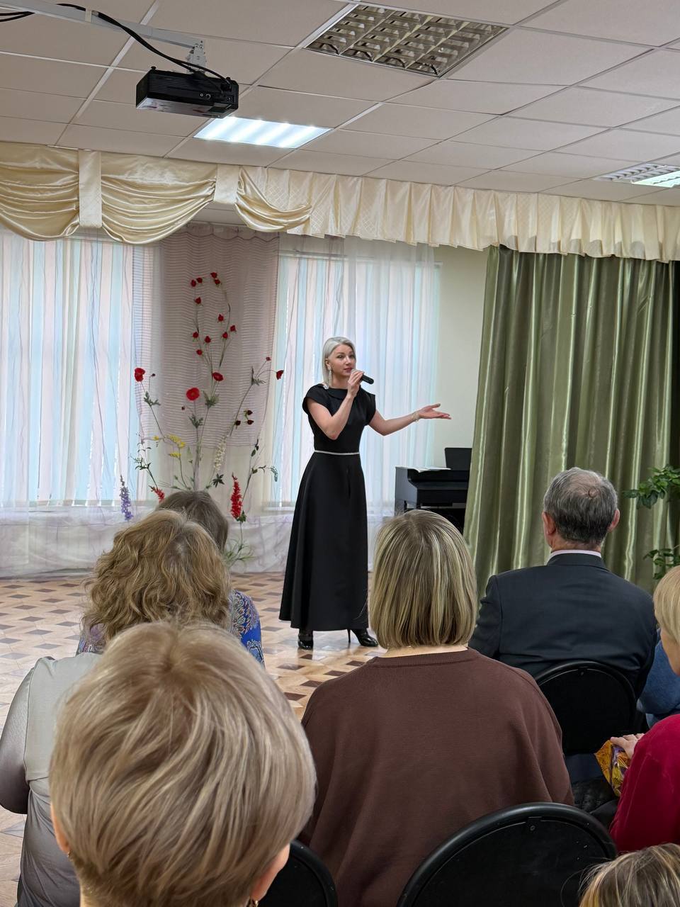 Депутат Мособлдумы поздравил женщин в преддверии 8 марта в Балашихе Депутат Мособлдумы поздравил женщин в преддверии 8 марта в Балашихе