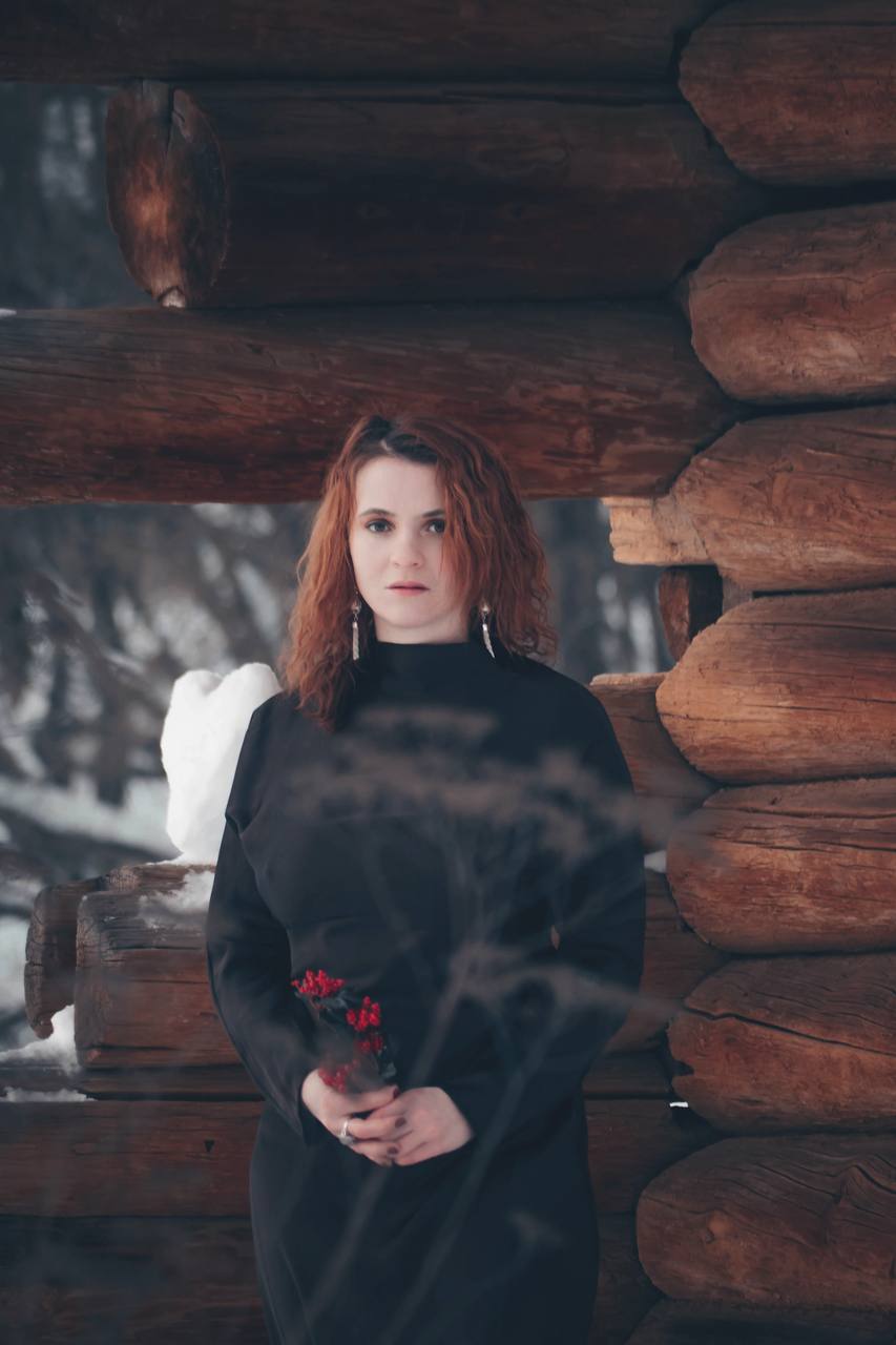 Анна Долгарева: Рябина всегда вызывала у меня смутную тревогу, особенно поздней осенью, когда вокруг все черно-серое, и тем более зимой - среди белизны Анна Долгарева: Рябина всегда вызывала у меня смутную тревогу, особенно поздней осенью, когда вокруг все черно-серое, и тем более зимой - среди белизны