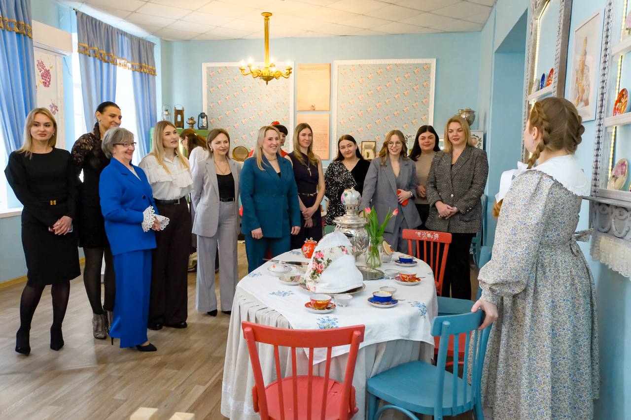 После рабочих встреч на строительных объектах в уютном «Трогательном музее» Ликино-Дулева попили чай в прекрасной компании После рабочих встреч на строительных объектах в уютном «Трогательном музее» Ликино-Дулева попили чай в прекрасной компании