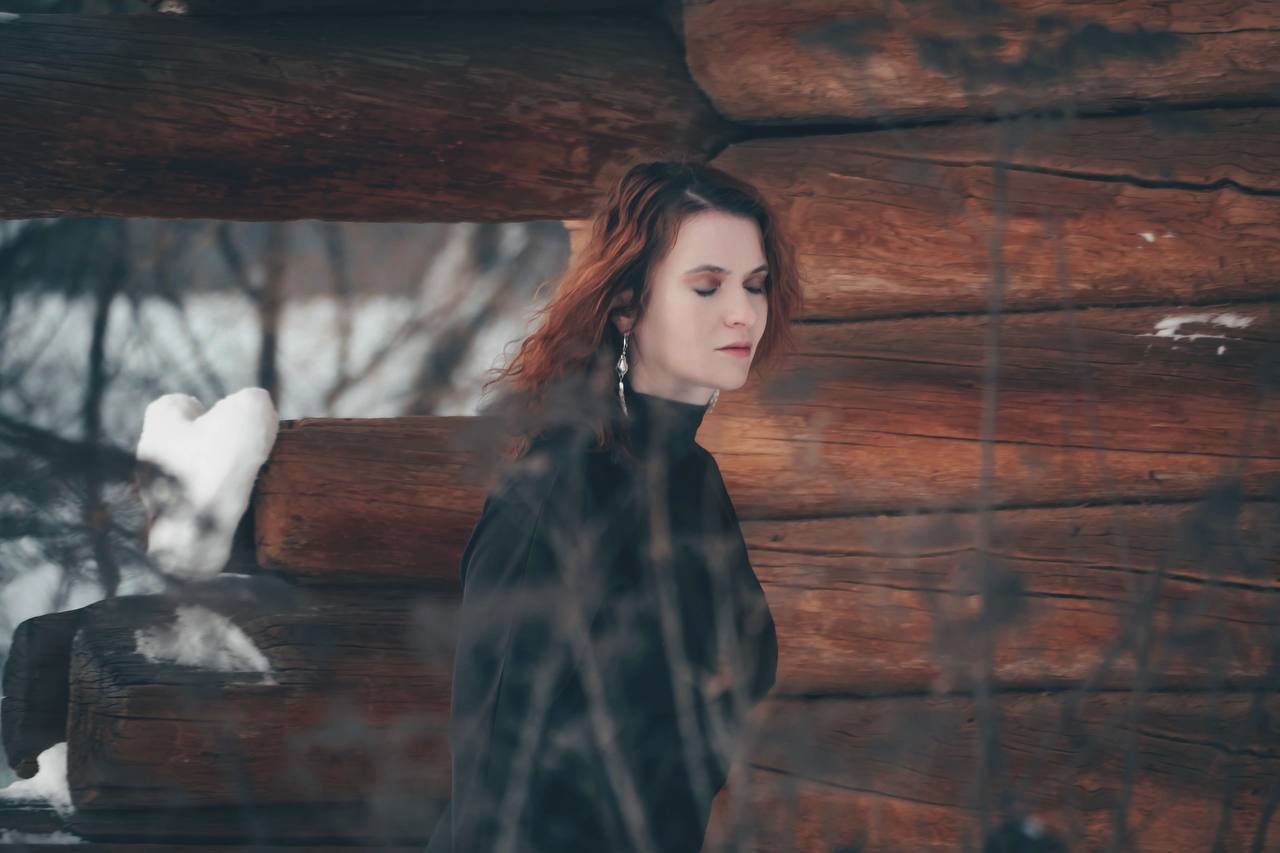 Анна Долгарева: Рябина всегда вызывала у меня смутную тревогу, особенно поздней осенью, когда вокруг все черно-серое, и тем более зимой - среди белизны Анна Долгарева: Рябина всегда вызывала у меня смутную тревогу, особенно поздней осенью, когда вокруг все черно-серое, и тем более зимой - среди белизны