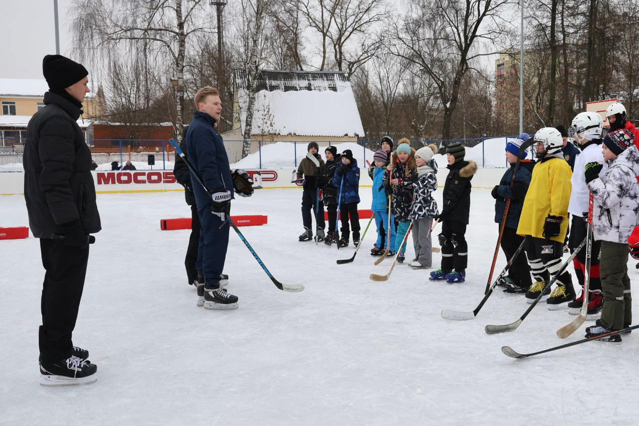 Для юных королёвцев прошло второе занятие по дворовому хоккею Для юных королёвцев прошло второе занятие по дворовому хоккею