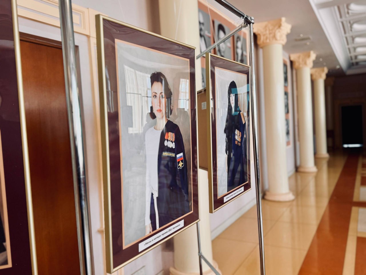 3 марта в Московском областном театре драмы и комедии в Ногинске открылась выставка «Жёны и матери Героев СВО»