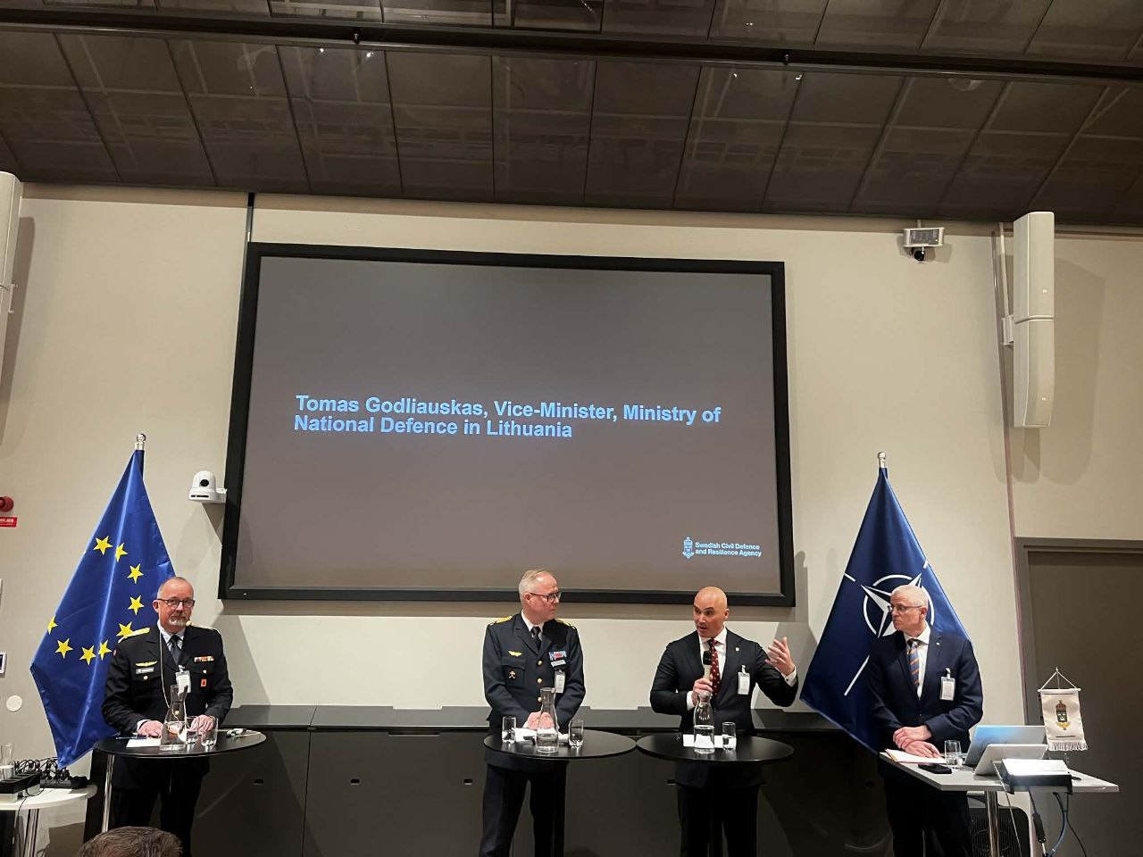 Замминистра обороны Литвы обсудил со шведами военно-гражданское взаимодействие Замминистра обороны Литвы обсудил со шведами военно-гражданское взаимодействие
