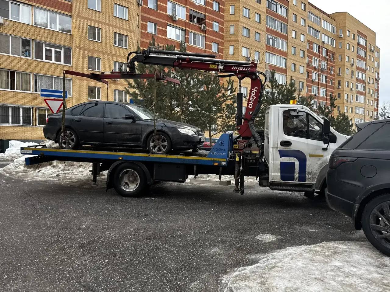 Уважаемые жуковчане!. Напоминаем, что вблизи контейнерных площадок размещены знаки «Остановка запрещена», «Работает эвакуатор» Уважаемые жуковчане!. Напоминаем, что вблизи контейнерных площадок размещены знаки «Остановка запрещена», «Работает эвакуатор»