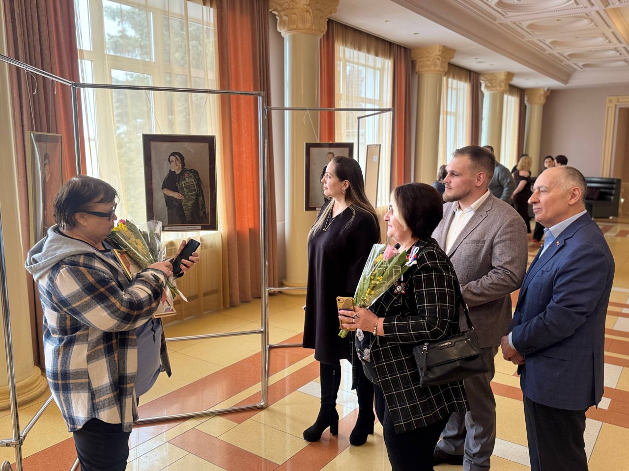 3 марта в Московском областном театре драмы и комедии в Ногинске открылась выставка «Жёны и матери Героев СВО» 3 марта в Московском областном театре драмы и комедии в Ногинске открылась выставка «Жёны и матери Героев СВО»