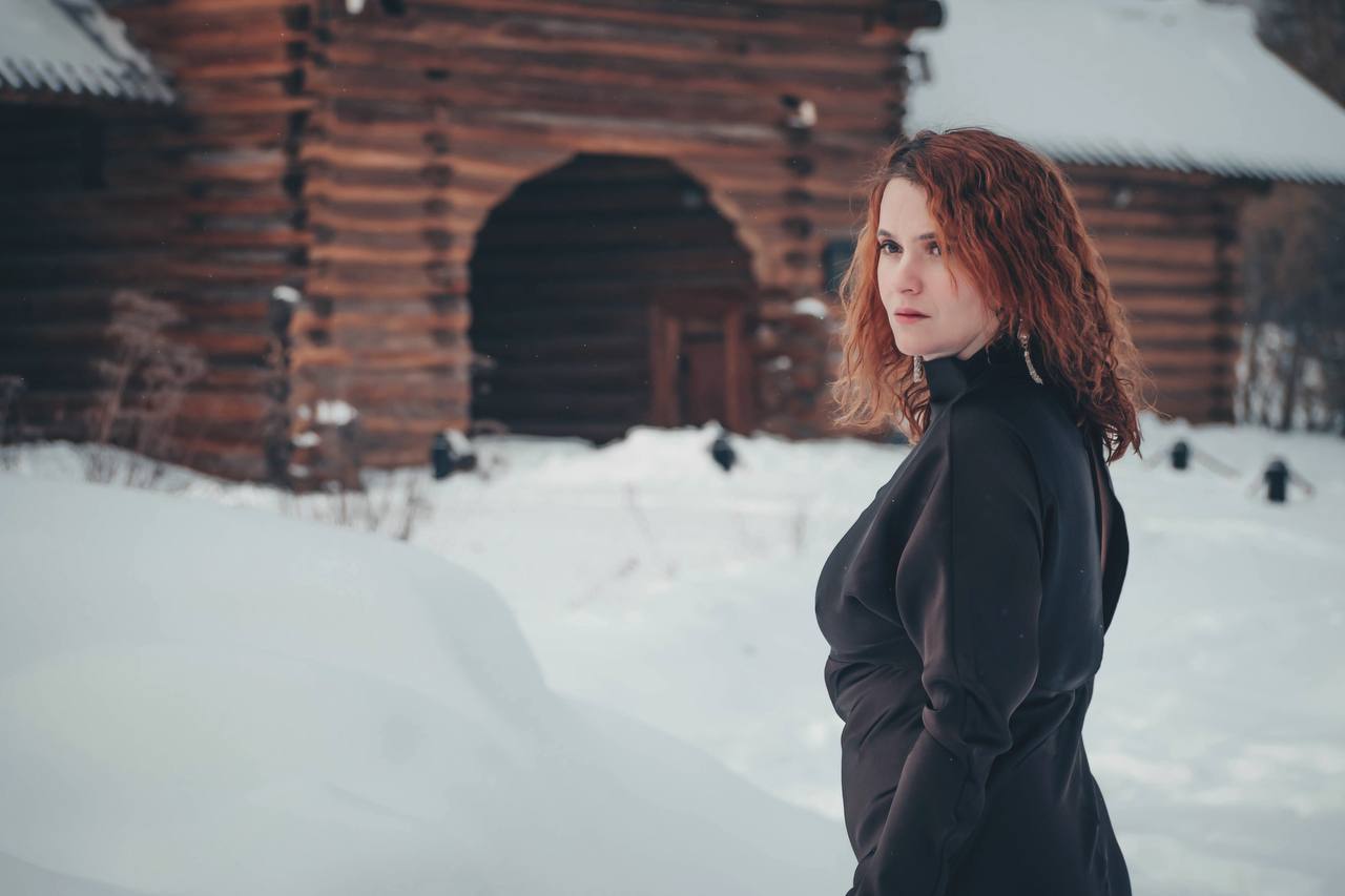 Анна Долгарева: Рябина всегда вызывала у меня смутную тревогу, особенно поздней осенью, когда вокруг все черно-серое, и тем более зимой - среди белизны Анна Долгарева: Рябина всегда вызывала у меня смутную тревогу, особенно поздней осенью, когда вокруг все черно-серое, и тем более зимой - среди белизны