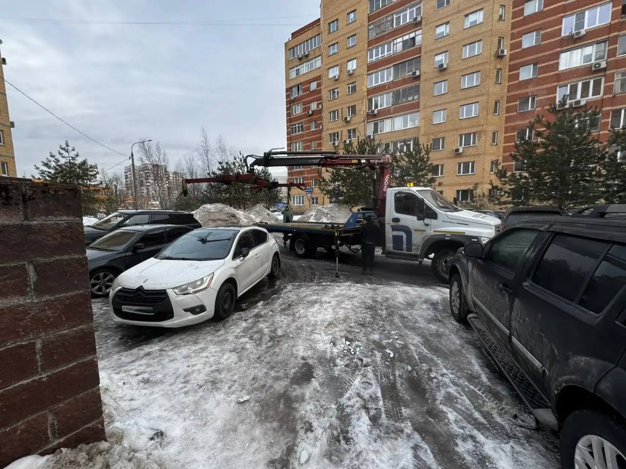 Уважаемые жуковчане!. Напоминаем, что вблизи контейнерных площадок размещены знаки «Остановка запрещена», «Работает эвакуатор» Уважаемые жуковчане!. Напоминаем, что вблизи контейнерных площадок размещены знаки «Остановка запрещена», «Работает эвакуатор»