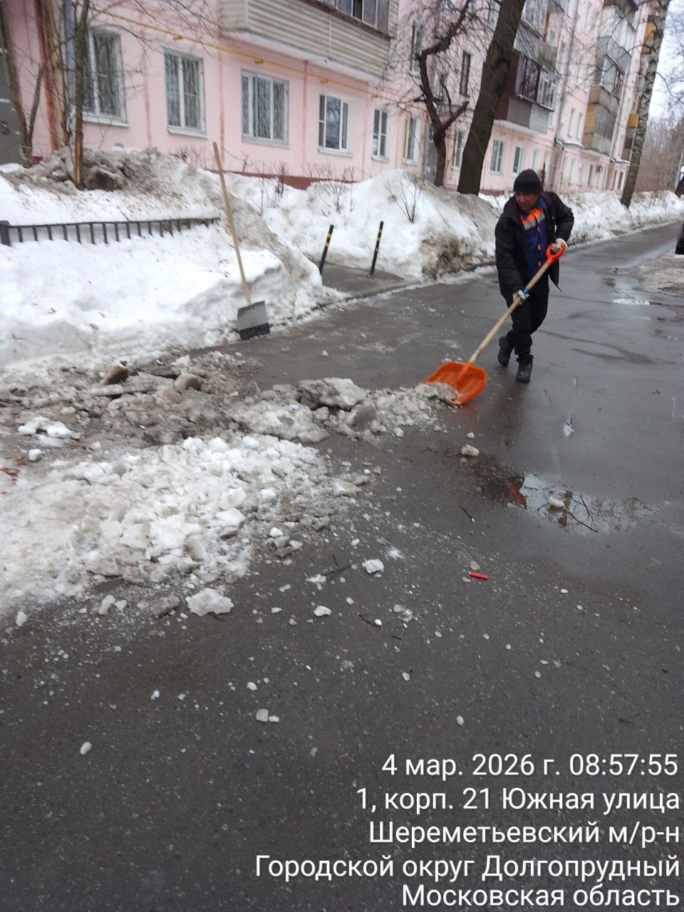 Погодные качели и гололёд: в Долгопрудном обрабатывают дороги и общественные территории Погодные качели и гололёд: в Долгопрудном обрабатывают дороги и общественные территории