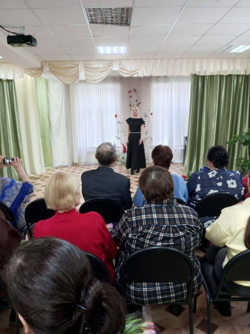 Депутат Мособлдумы поздравил женщин в преддверии 8 марта в Балашихе Депутат Мособлдумы поздравил женщин в преддверии 8 марта в Балашихе