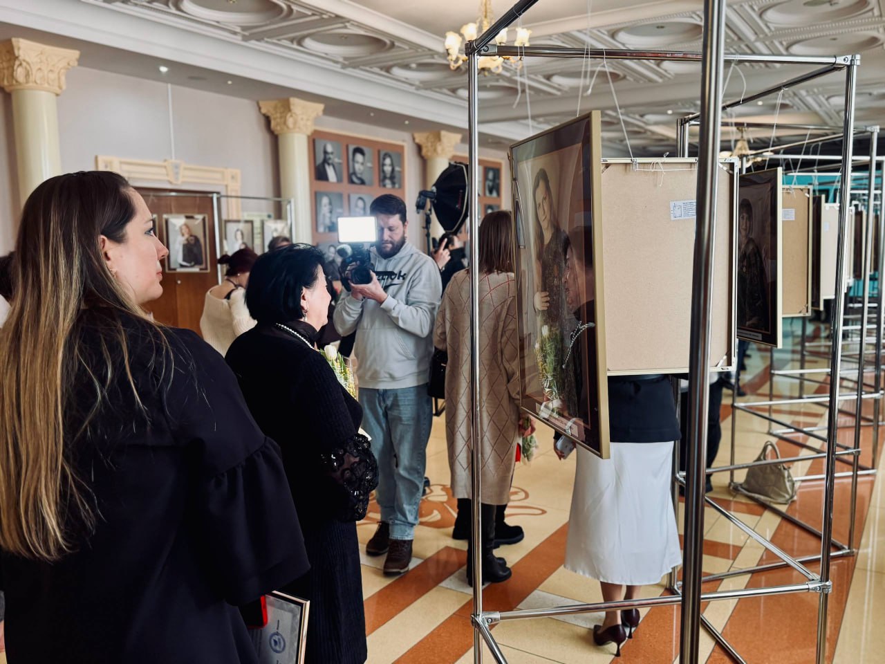 3 марта в Московском областном театре драмы и комедии в Ногинске открылась выставка «Жёны и матери Героев СВО» 3 марта в Московском областном театре драмы и комедии в Ногинске открылась выставка «Жёны и матери Героев СВО»