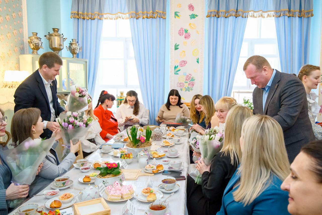 После рабочих встреч на строительных объектах в уютном «Трогательном музее» Ликино-Дулева попили чай в прекрасной компании После рабочих встреч на строительных объектах в уютном «Трогательном музее» Ликино-Дулева попили чай в прекрасной компании