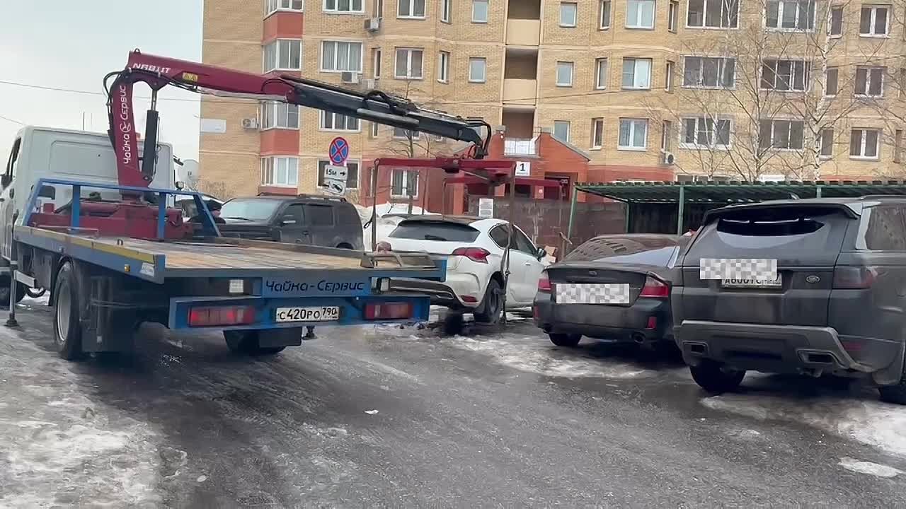 Уважаемые жуковчане!. Напоминаем, что вблизи контейнерных площадок размещены знаки «Остановка запрещена», «Работает эвакуатор»