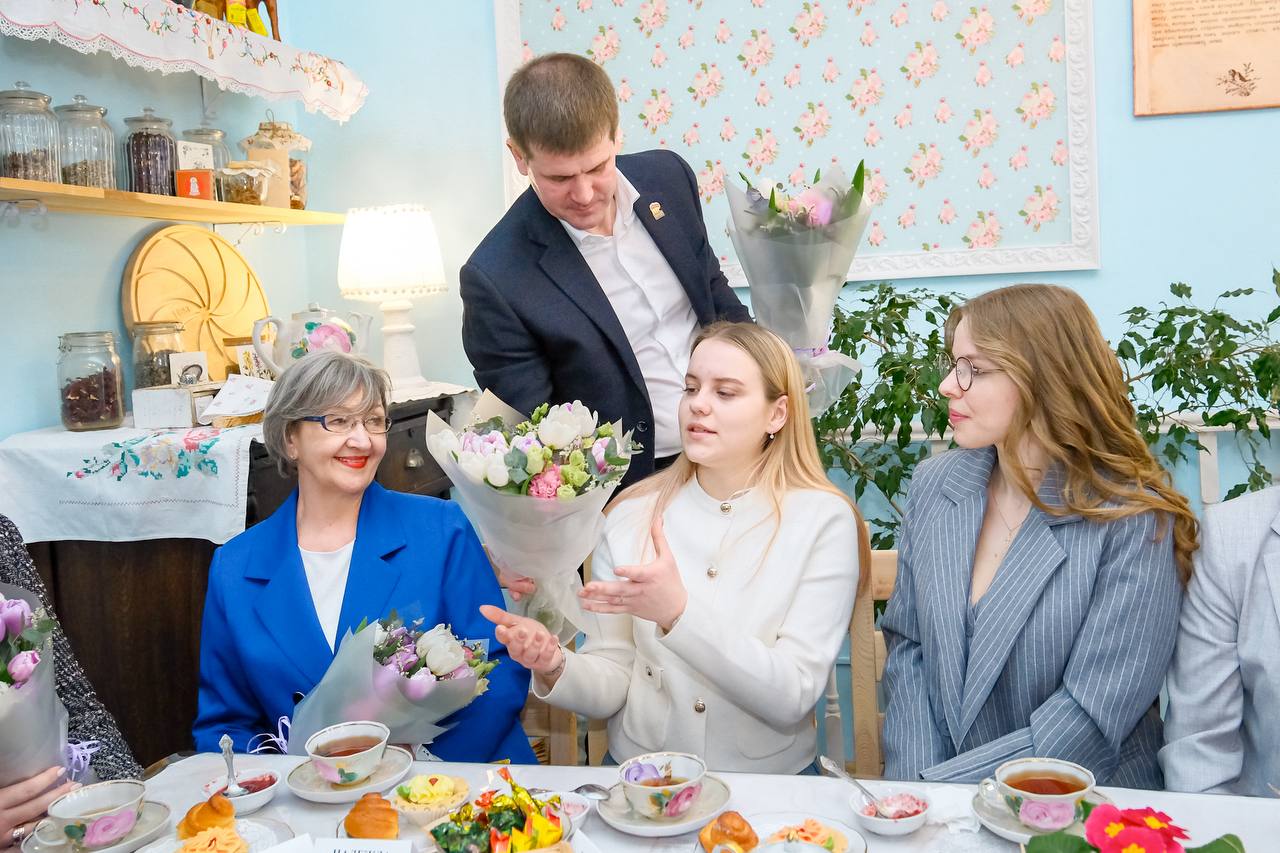 После рабочих встреч на строительных объектах в уютном «Трогательном музее» Ликино-Дулева попили чай в прекрасной компании После рабочих встреч на строительных объектах в уютном «Трогательном музее» Ликино-Дулева попили чай в прекрасной компании