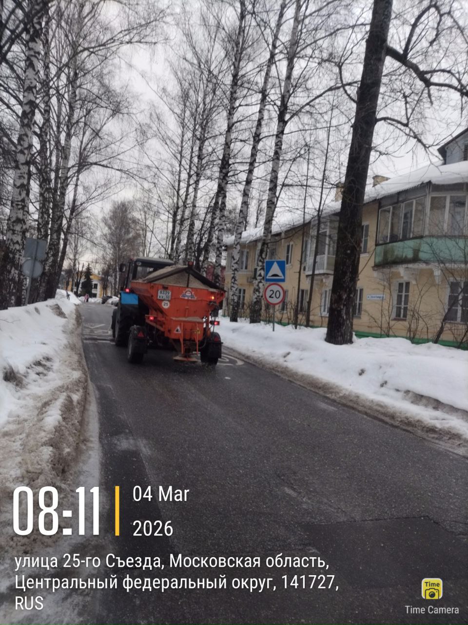 Погодные качели и гололёд: в Долгопрудном обрабатывают дороги и общественные территории Погодные качели и гололёд: в Долгопрудном обрабатывают дороги и общественные территории