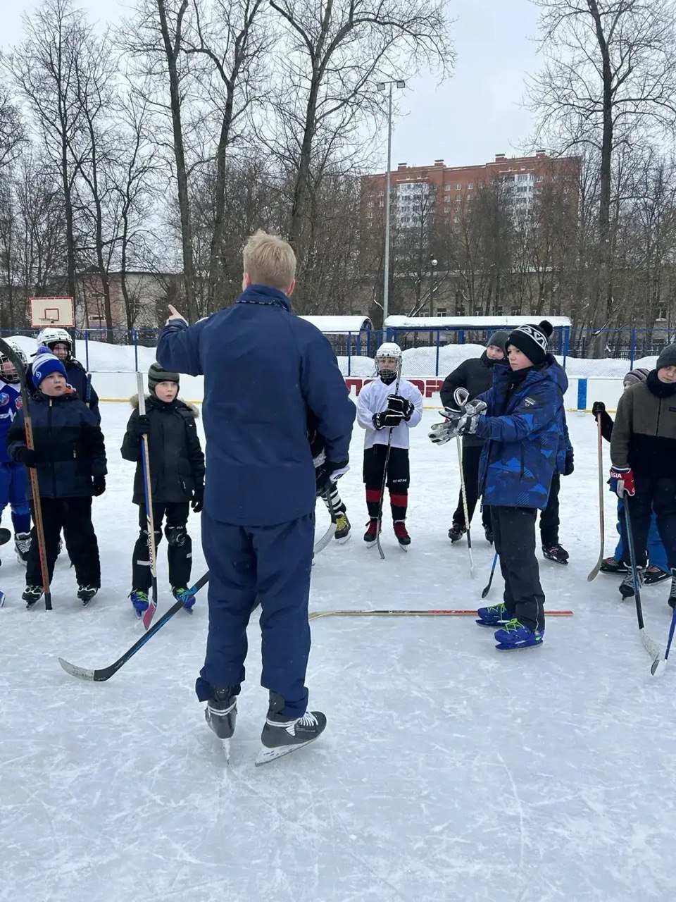 Для юных королёвцев прошло второе занятие по дворовому хоккею Для юных королёвцев прошло второе занятие по дворовому хоккею