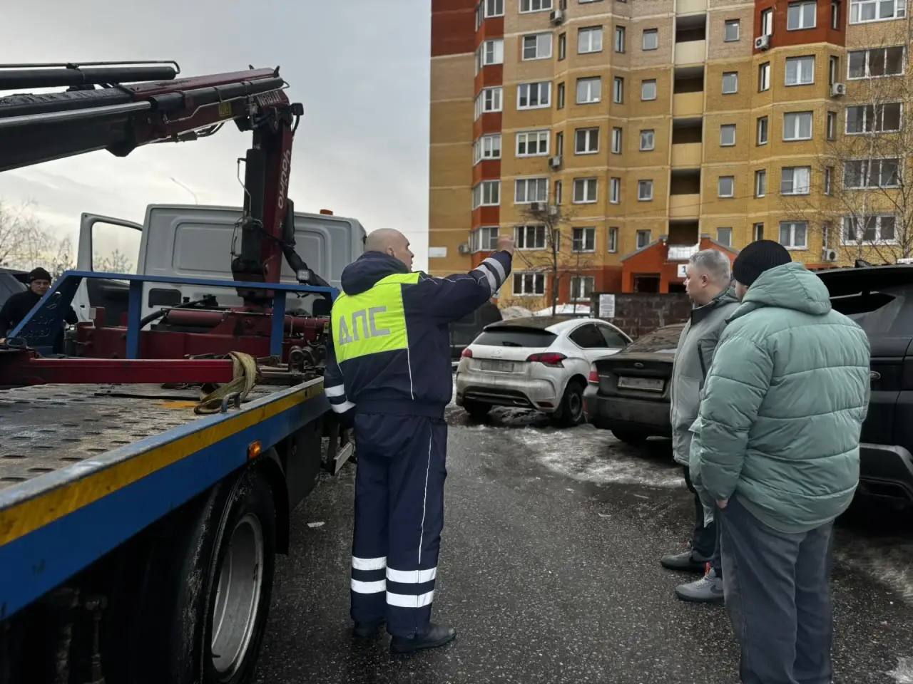 Уважаемые жуковчане!. Напоминаем, что вблизи контейнерных площадок размещены знаки «Остановка запрещена», «Работает эвакуатор» Уважаемые жуковчане!. Напоминаем, что вблизи контейнерных площадок размещены знаки «Остановка запрещена», «Работает эвакуатор»
