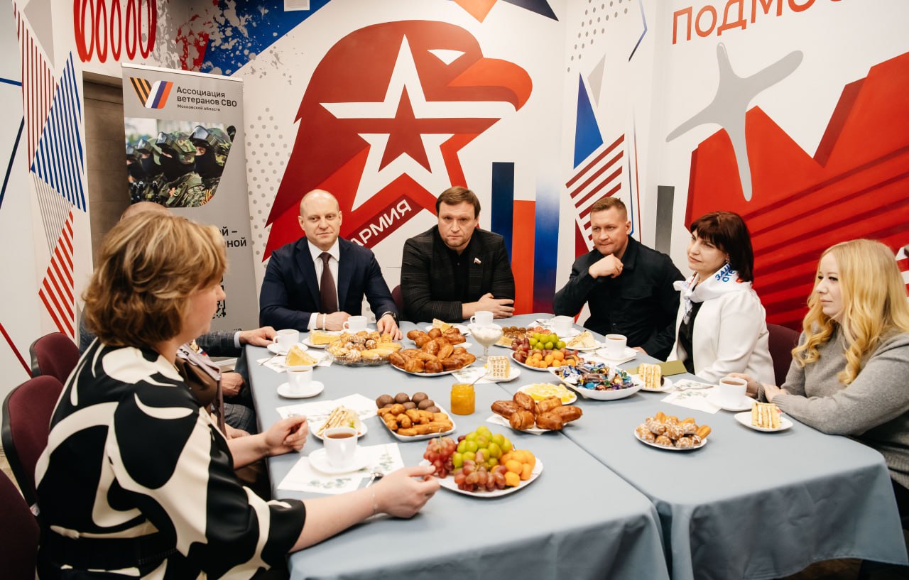 В преддверии Международного женского дня глава округа Максим Красноцветов и депутат Госдумы Сергей Пахомов посетили отделение Ассоциации ветеранов СВО, чтобы встретиться с женщинами, чьи жизнь и работа сегодня неразрывно... В преддверии Международного женского дня глава округа Максим Красноцветов и депутат Госдумы Сергей Пахомов посетили отделение Ассоциации ветеранов СВО, чтобы встретиться с женщинами, чьи жизнь и работа сегодня неразрывно...