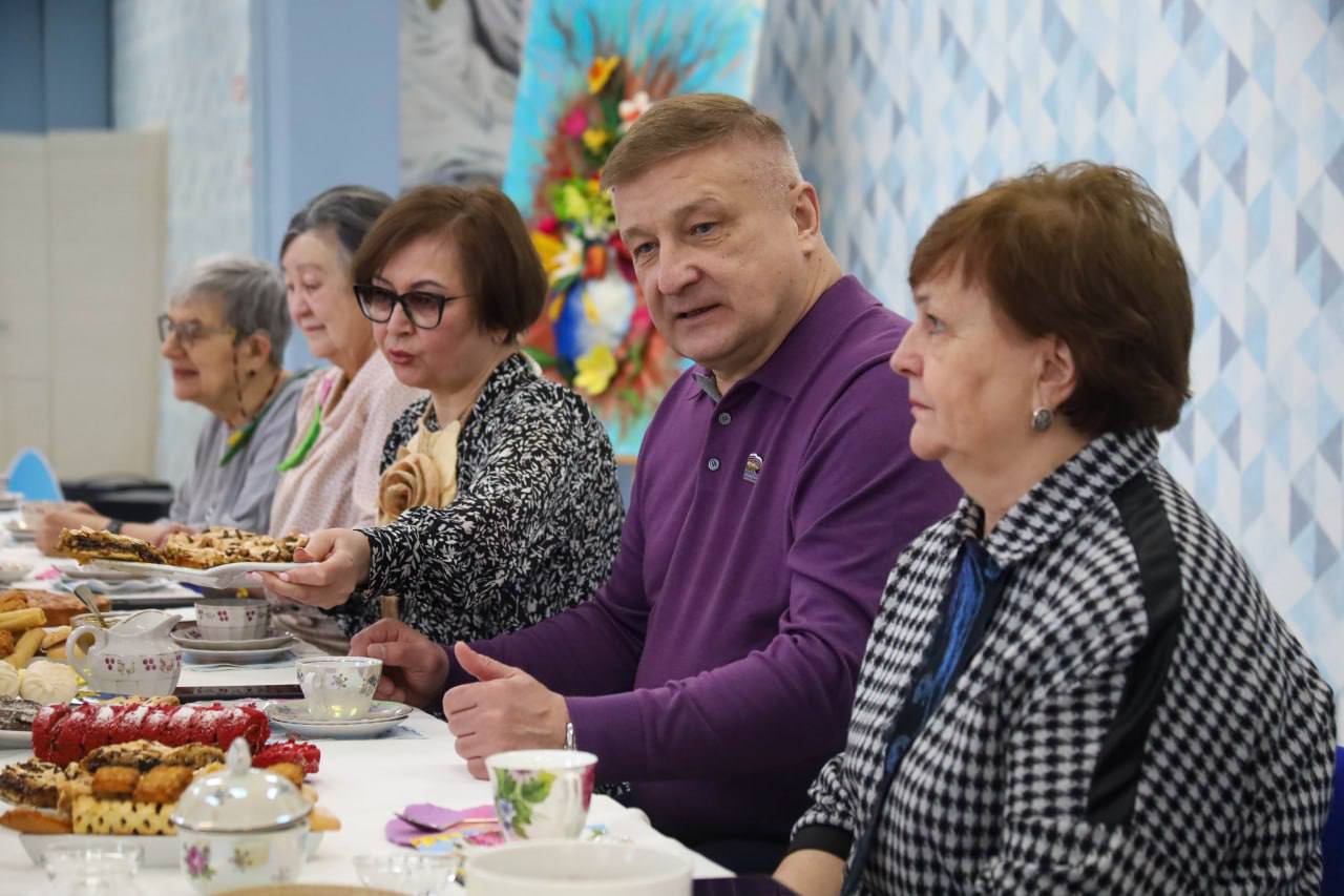 Пироги, цветы и партийная забота: с 8 марта поздравили участниц Активного долголетия Пироги, цветы и партийная забота: с 8 марта поздравили участниц Активного долголетия