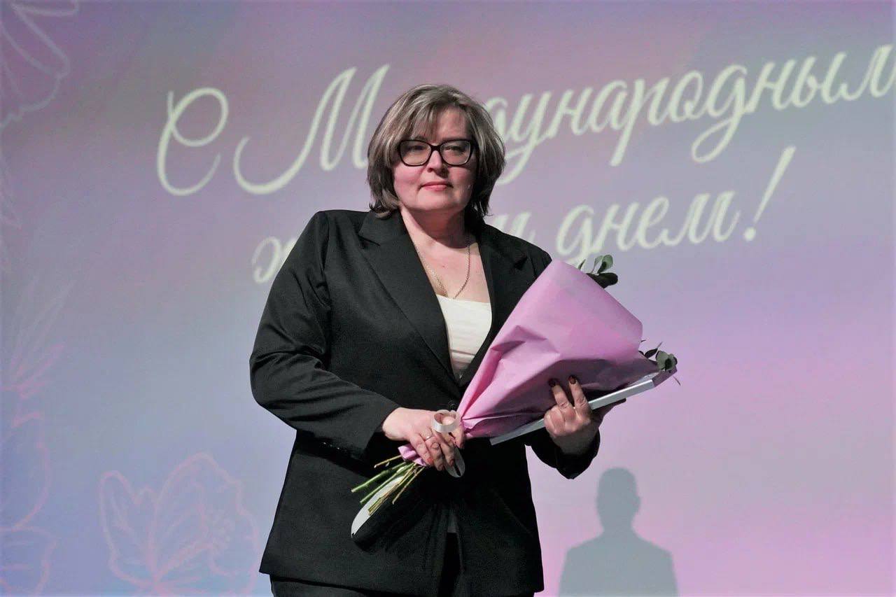 Дорогие наши женщины!. Поздравляю вас с Международным женским днём! Этот прекрасный весенний праздник – еще один повод выразить вам наше восхищение и благодарность Дорогие наши женщины!. Поздравляю вас с Международным женским днём! Этот прекрасный весенний праздник – еще один повод выразить вам наше восхищение и благодарность