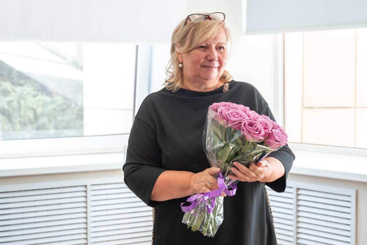 Дорогие наши женщины!. Поздравляю вас с Международным женским днём! Этот прекрасный весенний праздник – еще один повод выразить вам наше восхищение и благодарность Дорогие наши женщины!. Поздравляю вас с Международным женским днём! Этот прекрасный весенний праздник – еще один повод выразить вам наше восхищение и благодарность