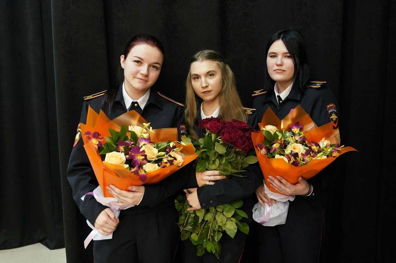 Дорогие наши женщины!. Поздравляю вас с Международным женским днём! Этот прекрасный весенний праздник – еще один повод выразить вам наше восхищение и благодарность Дорогие наши женщины!. Поздравляю вас с Международным женским днём! Этот прекрасный весенний праздник – еще один повод выразить вам наше восхищение и благодарность